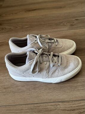 Jordan Series Men’s Sneakers
Size Men’s US 9